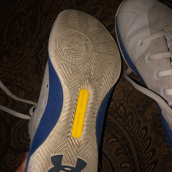 Basketball shoes - Picture 2 of 4